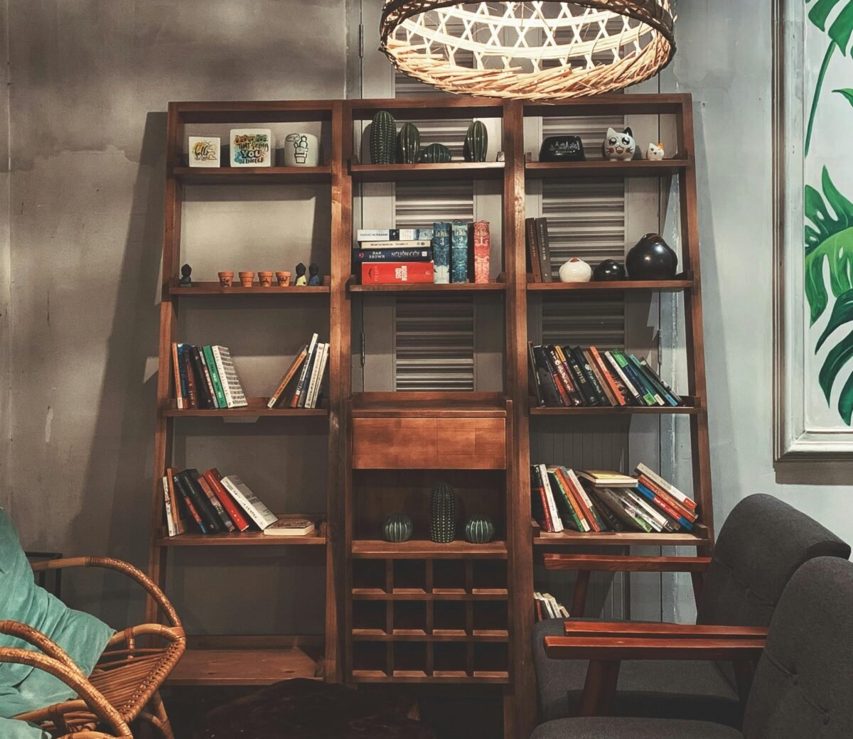 Estante estilo industrial com metal e madeira