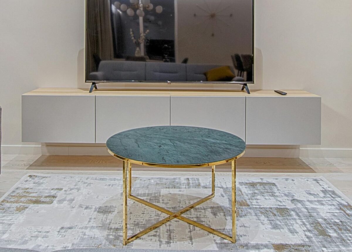 Estante modular adaptável para diferentes layouts de sala