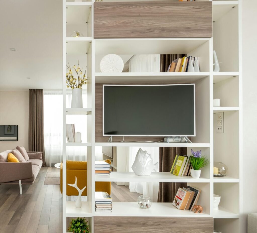 Estante slim vertical ideal para salas pequenas