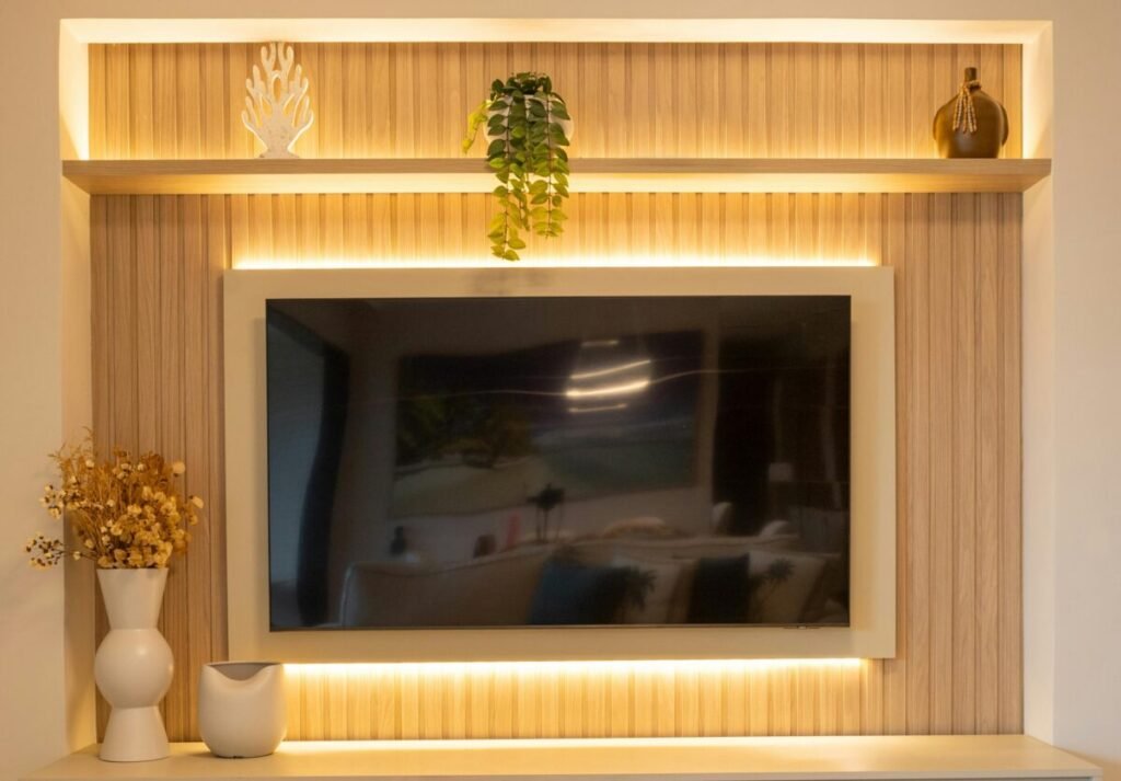 Estante suspensa com painel ripado moderno na sala