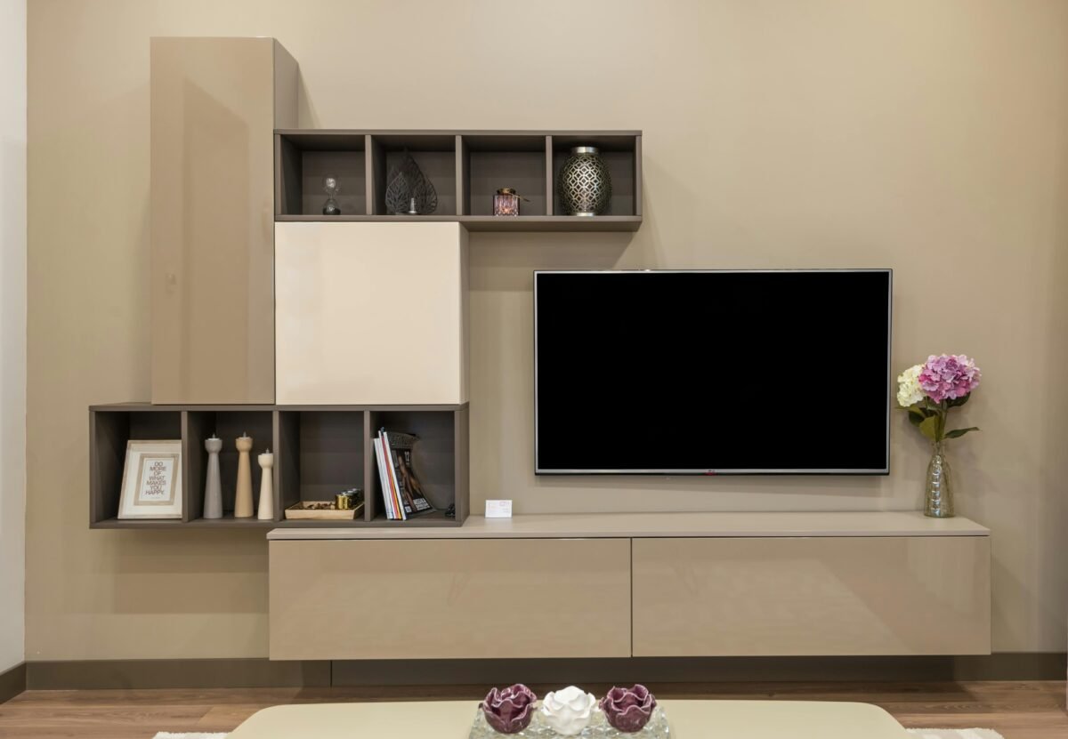 Rack flutuante com portas basculantes moderno