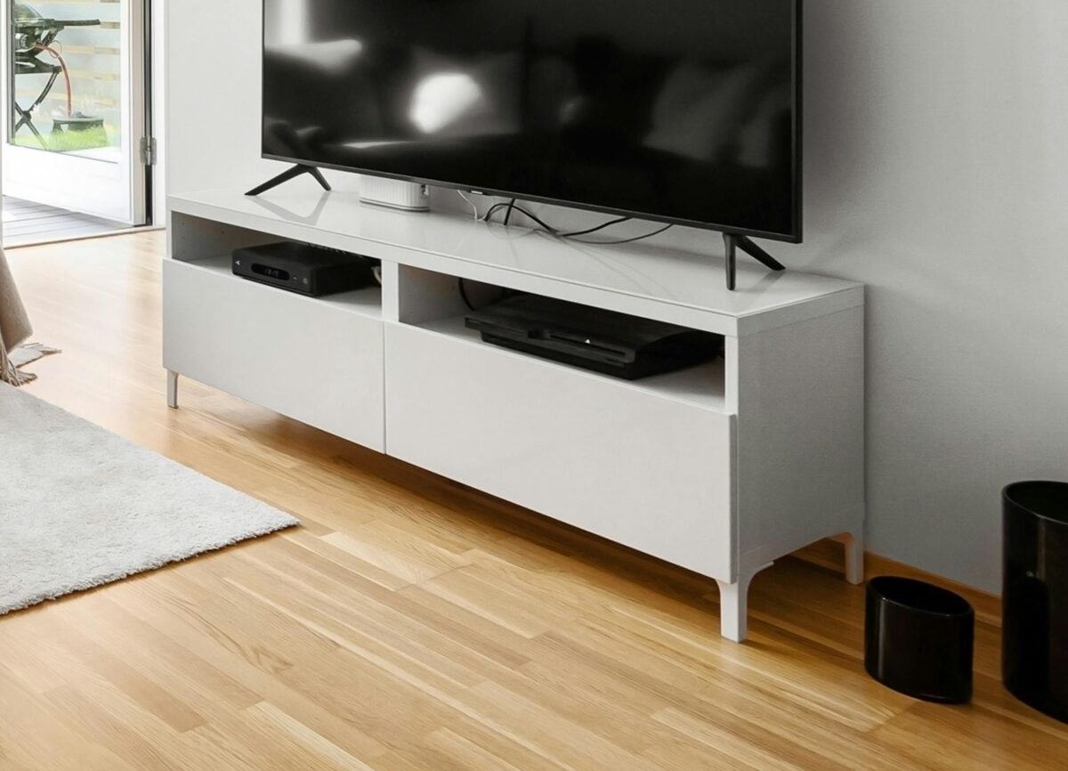 Rack minimalista com pés metálicos para sala moderna