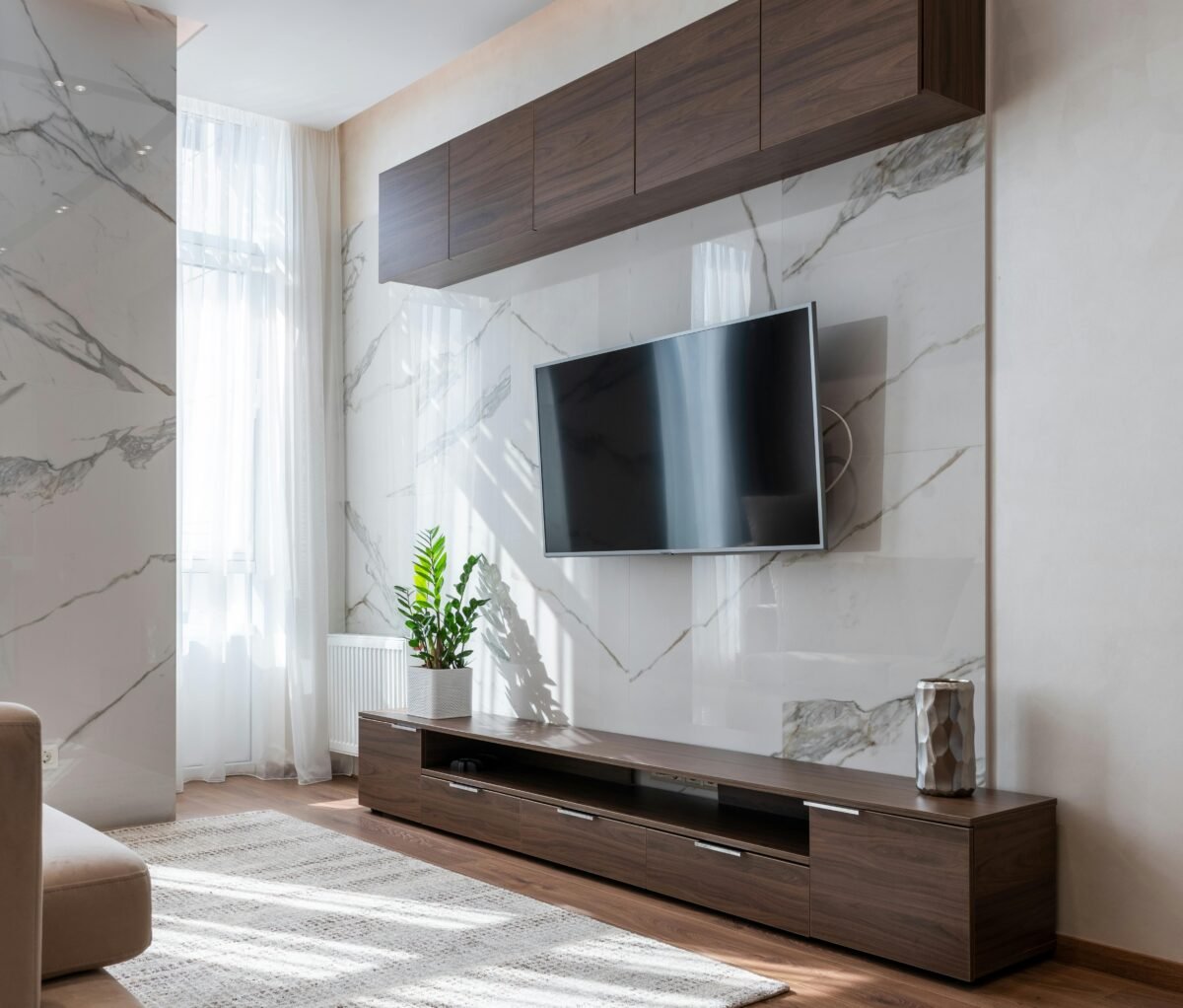 Rack com painel integrado para TV em sala moderna