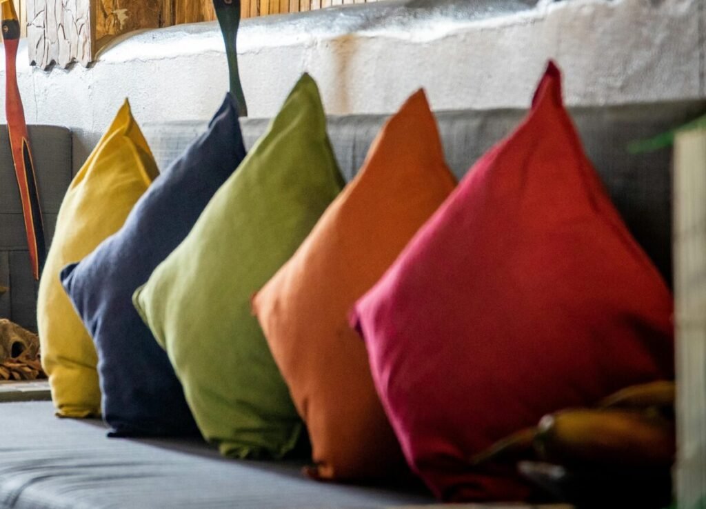 Almofadas coloridas combinando com decoração da sala