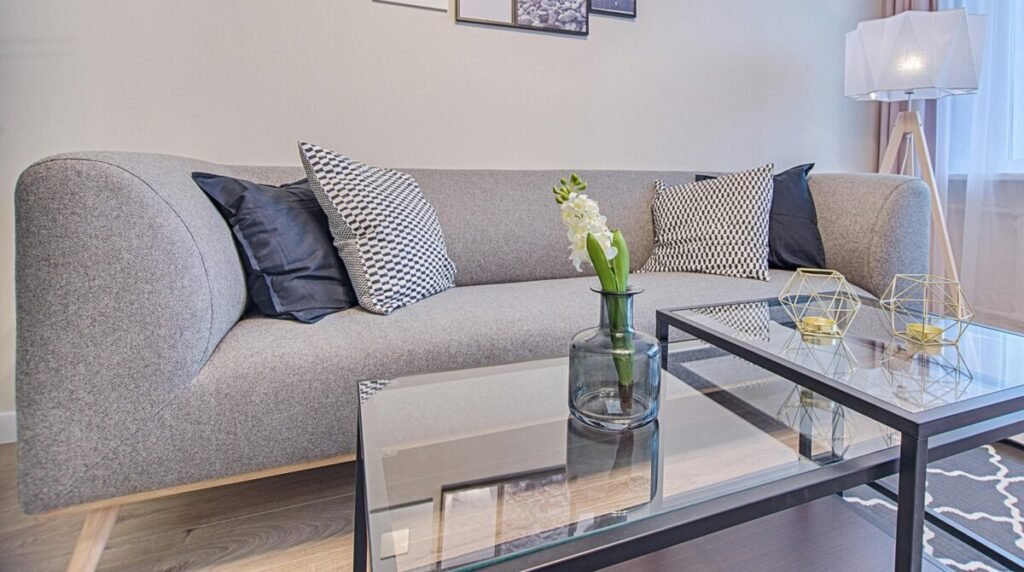 Almofadas decorativas em sofá criando sala aconchegante