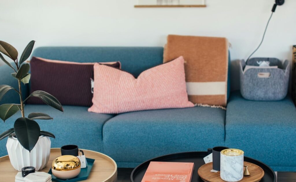 Almofadas combinando com diferentes estilos de decoração