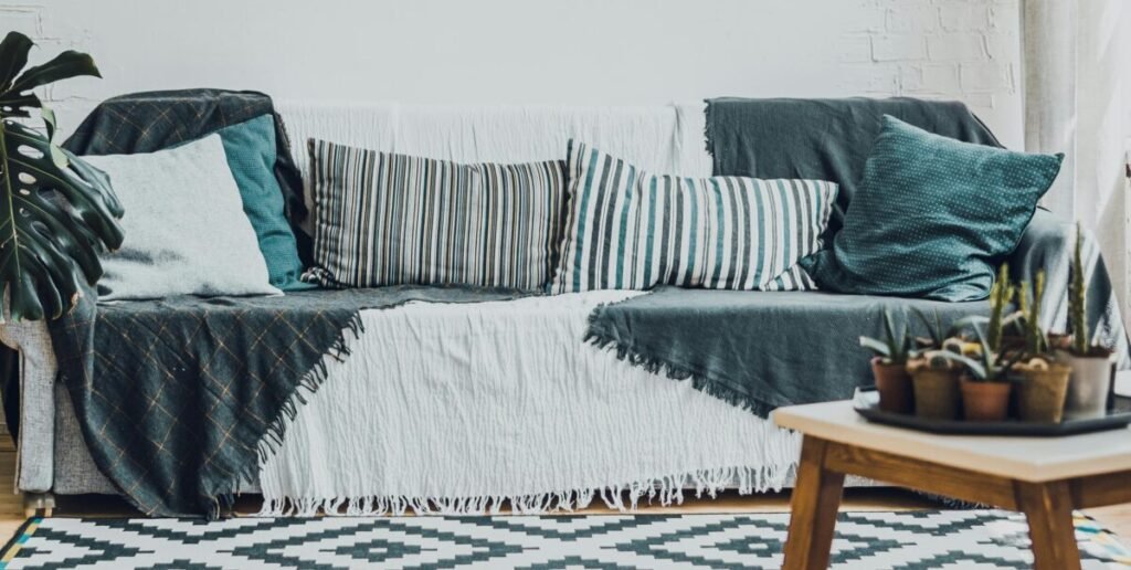 
Almofadas de diferentes tamanhos organizadas no sofá