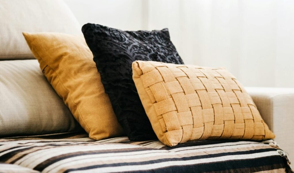 Almofadas com diferentes texturas como veludo e tricô