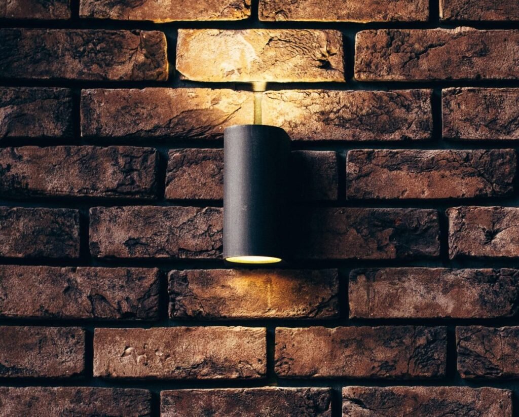 Arandela moderna instalada proporcionando iluminação lateral aconchegante no quarto