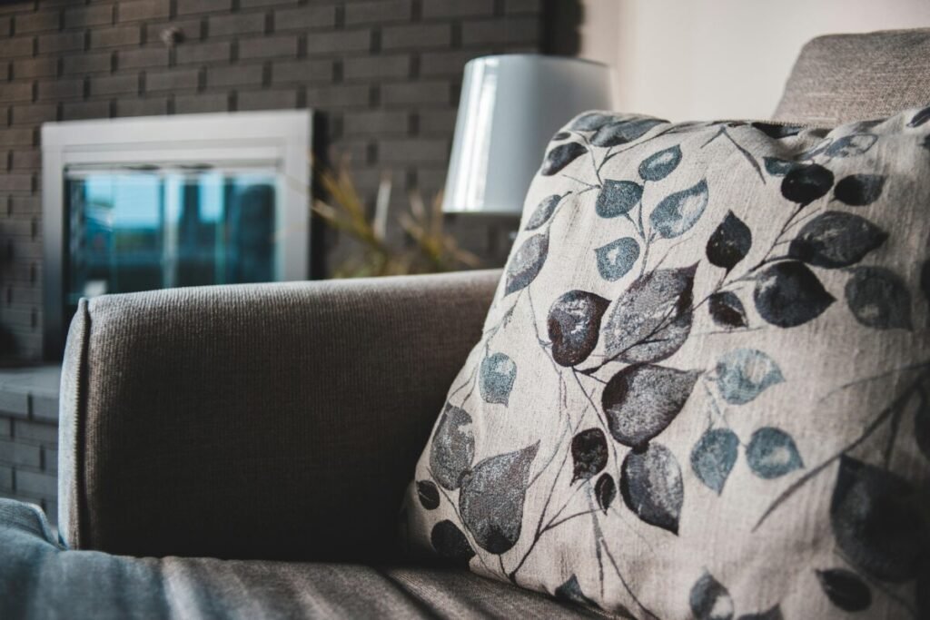 Disposição de almofadas no sofá de forma decorativa