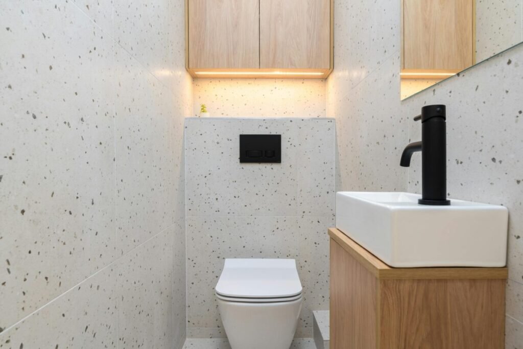 iluminação indireta criando profundidade em banheiro pequeno