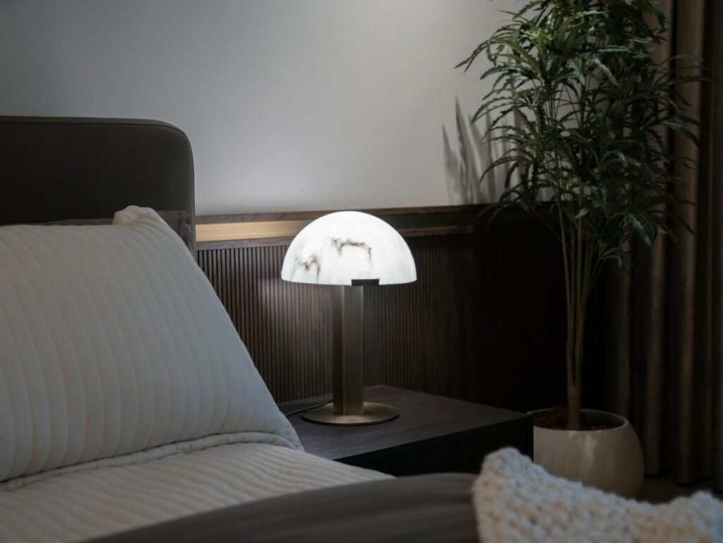 Luminária dimerizável criando clima aconchegante no quarto