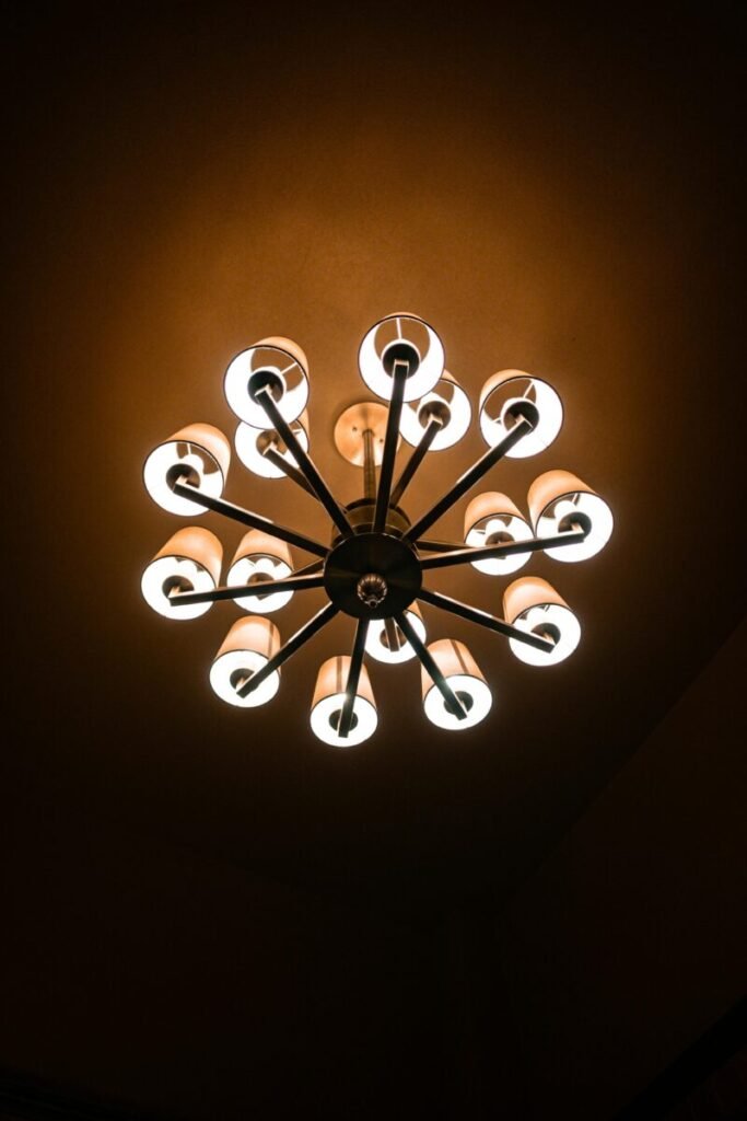 Lustre moderno instalado no centro do quarto