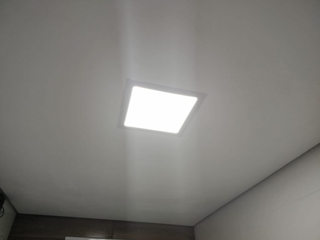 Plafon de LED embutido iluminando banheiro pequeno
