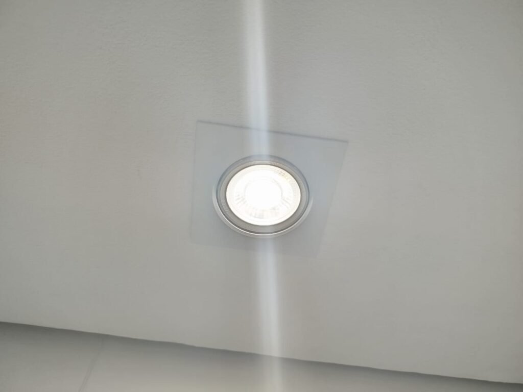 Plafon de LED embutido iluminando quarto moderno