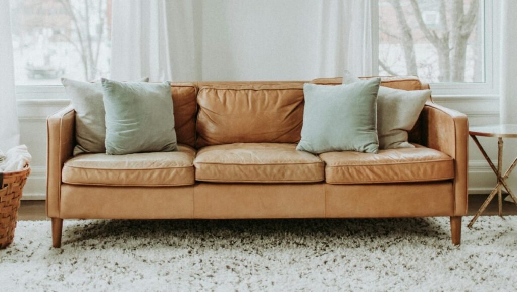 Sofá com quantidade equilibrada de almofadas