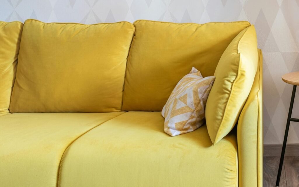 Sala com almofadas mostarda trazendo calor visual ao ambiente