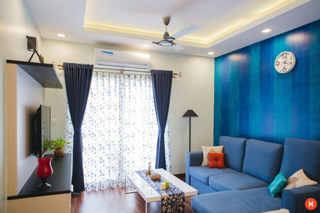 Sala com parede azul profundo e decoração sofisticada