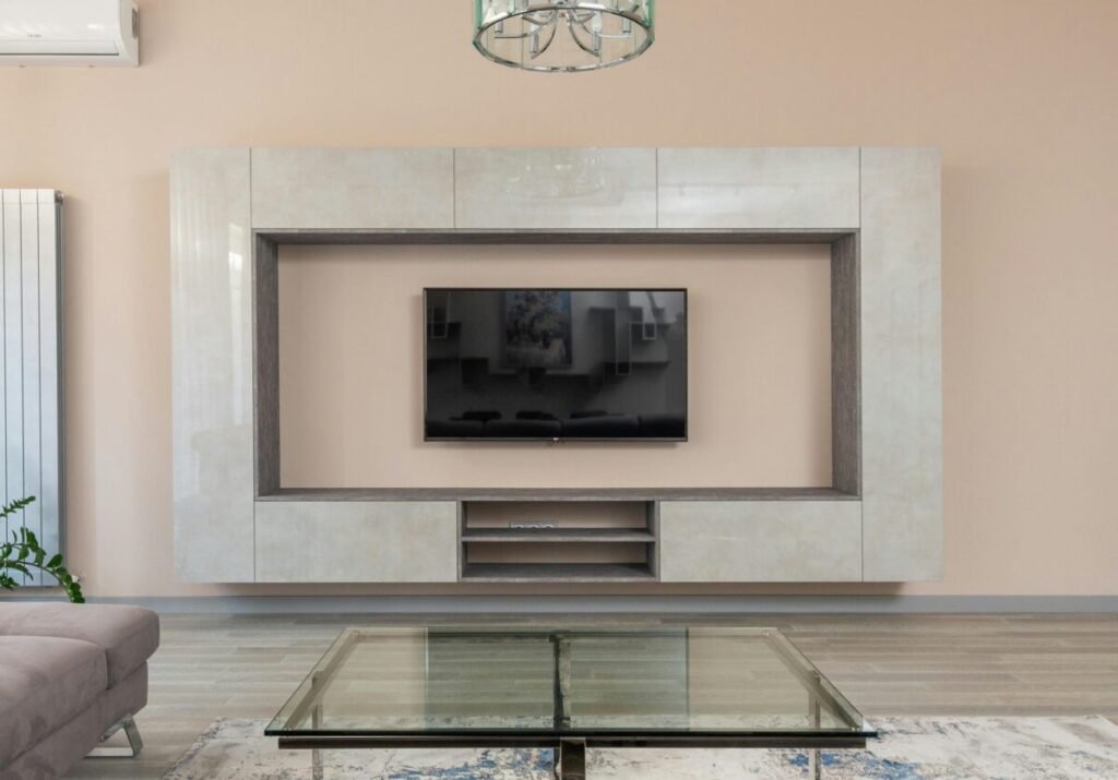 Sala decorada com tons de bege e areia criando ambiente acolhedor