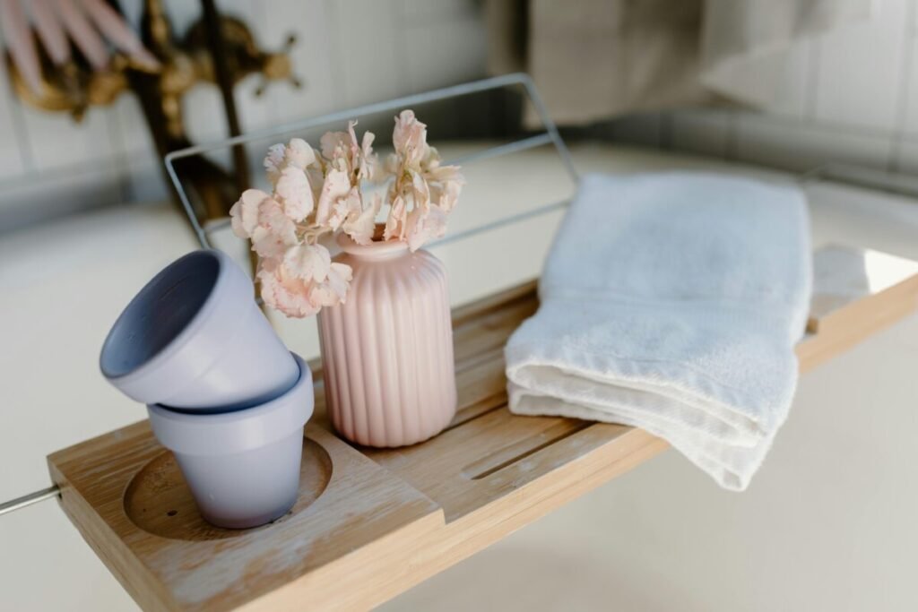 Banheiro aconchegante com toalhas e tapete macio