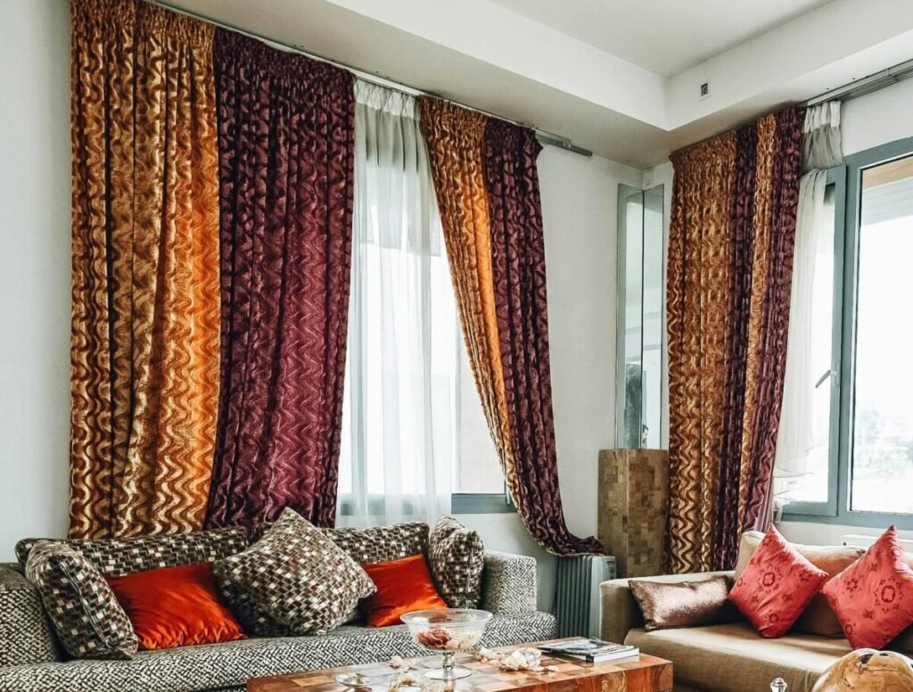 Cortinas em cores harmonizadas com a decoração da sala