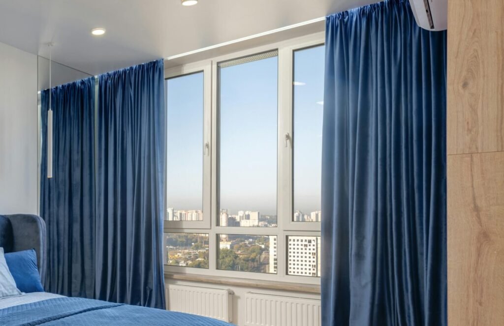 Cortinas encorpadas ajudando no conforto térmico da sala