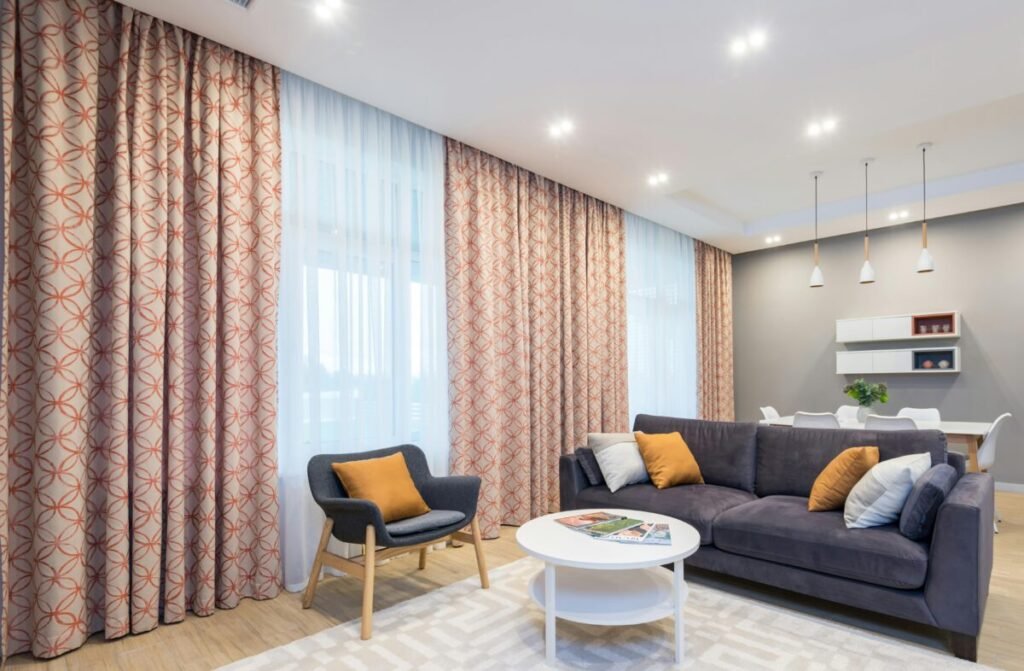 Cortinas longas do teto ao chão deixando a sala elegante