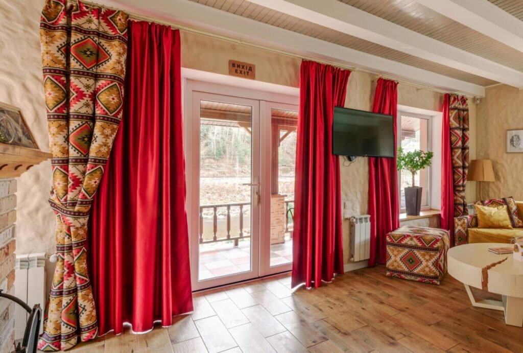 Cortinas ajudando a reduzir ruídos na sala