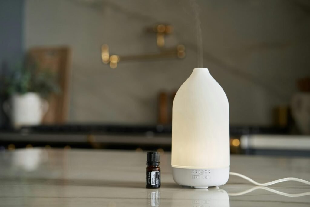 Difusor de aromas criando ambiente relaxante no quarto