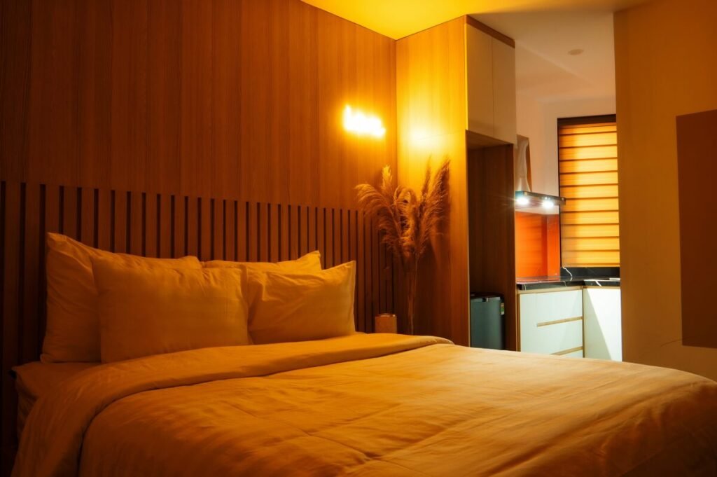 Iluminação suave criando ambiente relaxante no quarto